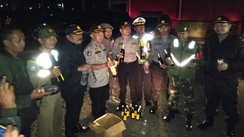 Petugas Gerebek Lapak Miras di Garut yang Jualan Saat Ramadhan Petugas Gerebek Lapak Miras di Garut yang Jualan Saat Ramadhan