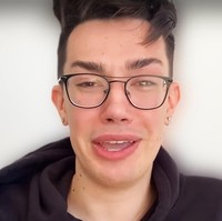 Drama antara Tati Westbrook dan James Charles bermula ketika pada 22 April, James mengunggah video di Instagram Story yang tampak seperti mempromosikan vitamin tidur dari brand Sugar Bear, yang merupakan pesaing brand suplemen milik Tati, Halo Beauty. James dituding telah mengkhianati sahabatnya tersebut. Dalam videonya James menangis dan mengaku tidak pernah bermaksud merugikan Tati. Perseteruan ini membuat subscriber James berkurang hingga 1,5 juta. Foto: YouTube