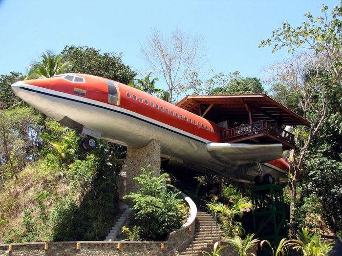 Bangunan hotel yang terbuat dari pesawat Boeing 727 ini bernama Hotel Costa Verde. Hotel ini sudah berdiri sejak 1965 di Kosta Rika.