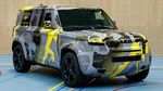 Pangeran Harry Lihat-lihat Land Rover Defender Terbaru