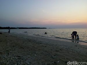 Menikmati Mentari Tenggelam pada Bulan Puasa di Teluk Awur Jepara