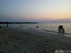 Menikmati Mentari Tenggelam pada Bulan Puasa di Teluk Awur Jepara