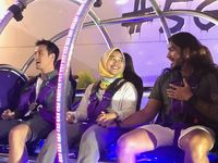 Risnawati tampak tegang pertama kali mencoba reverse bungy.