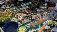 Setelah itu, semua badik yang telah dicuci, dikumpulkan di depan para petuah adat untuk prosesi penutupan, yakni doa dari pemuka agama (Mohammad Bakrie/detikcom)