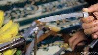 Selama proses ini, pemilik tidak diperbolehkan berucap sepatah katapun (Mohammad Bakrie/detikcom)