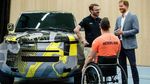 Pangeran Harry Lihat-lihat Land Rover Defender Terbaru