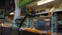 E Shed Market punya gerai wisata kuliner halal untuk muslim traveler yaitu Temasek Street Food dengan menu Singapura, Malaysia dan Indonesia (Masaul/detikcom)