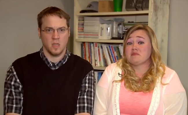 Pasangan Michael dan Heather Martin yang dikenal lewat channel YouTube DaddyOFive dinyatakan bersalah atas penelantaran anak pada September 2017. Suami-istri asal Maryland ini kerap mem-posting video prank, melibatkan anak-anaknya yang masih kecil. Dalam video, mereka sengaja membuat anak-anaknya menangis dengan menghancurkan mainan, sumpah serapah dan memarahi mereka. Keduanya akhirnya didakwa dengan hukuman percobaan selama lima tahun. Foto: istimewa