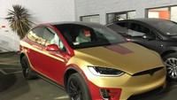 Perubahan juga dilakukan pada warna velg, elemen eksterior,  gagang pintu dan logo Tesla di depan. Selain itu, semua SUV yang sepenuhnya listrik ini memiliki interior kulit putih. Foto: Istimewa