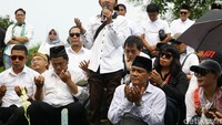 Para aktivis kompak mengenakan busana serba putih.