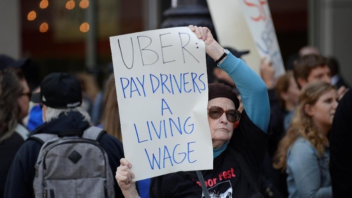 An Uber driver sends a message to CEO, Dara Khosrowshahi, during a strike against the companys recent 25 percent wage cut outside Ubers head office in San Francisco, California, U.S., May 8, 2019. REUTERS/Kate Munsch