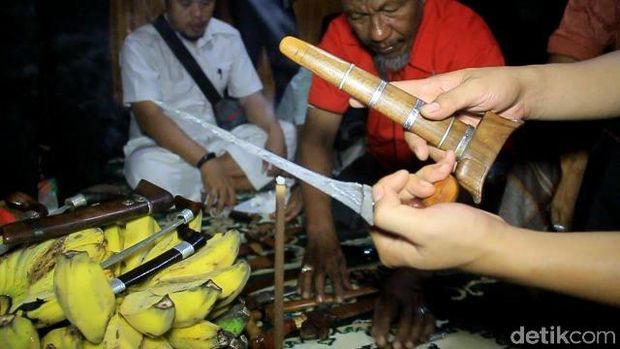 Melihat Ritual Pencucian Pusaka Malam 17 Ramadan di Maros