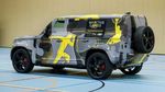 Pangeran Harry Lihat-lihat Land Rover Defender Terbaru