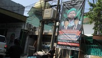 Spanduk berisi ucapan selamat atas kemenangan pasangan Prabowo Subianto-Sandiaga Uno di Pilpres 2019 terpasang di sejumlah jalan di ibu kota, Jakarta, Senin (13/5/2019).