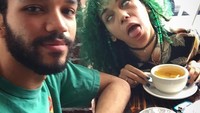 Aktor 23 tahun ini terlihat sedang habiskan waktu di sebuah bistro bersama temannya. Ia yang mengenakan kaos hijau juga pesan smoothies warna hijau tuh hihi. Foto: Instagram standup4justice