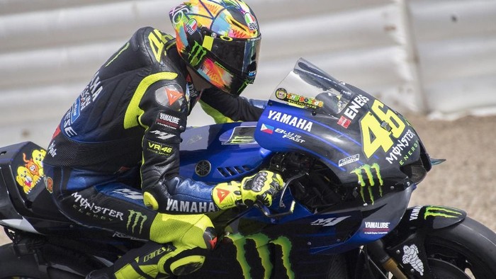 CADIZ, SPAIN - MAY 06: Valentino Rossi of Italy and Yamaha Factory Racing  rounds the bend during the MotoGp Tests In Jerez in Jerez Circuit on May 06, 2019 in Cadiz, Spain. (Photo by Mirco Lazzari gp/Getty Images)