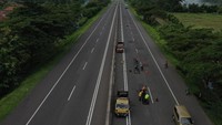 Foto udara menunjukkan beberapa jalan yang mengalami kerusakan.