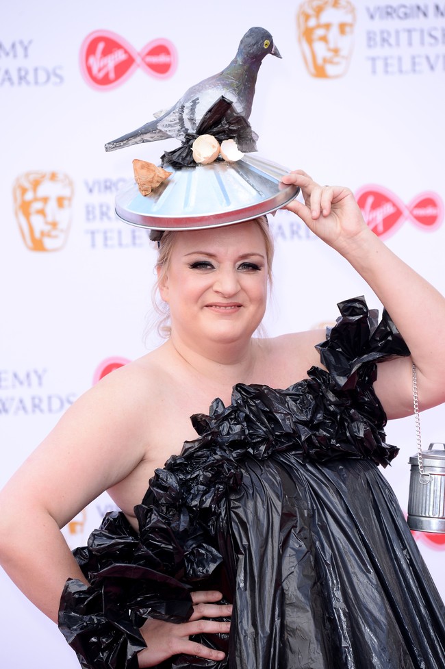 Sebagai sentuhan akhir, Daisy menyempurnakan gayanya dengan topi penutup tong sampah yang terbuat dari aluminium. Tidak ketinggalan, seekor burung merpati bertengger di atasnya. (Foto: Getty Images)