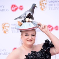 Sebagai sentuhan akhir, Daisy menyempurnakan gayanya dengan topi penutup tong sampah yang terbuat dari aluminium. Tidak ketinggalan, seekor burung merpati bertengger di atasnya. (Foto: Getty Images)