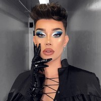 Juli 2018, James nge-tweet bahwa dia tidak sengaja mengunggah foto bugilnya di Snapchat. Ia mengaku langsung menghapus akun Snapchatnya karena foto tersebut. Netizen berspekulasi bahwa James sengaja upload fotonya sendiri untuk membuat sensasi.  Foto: Instagram @jamescharles