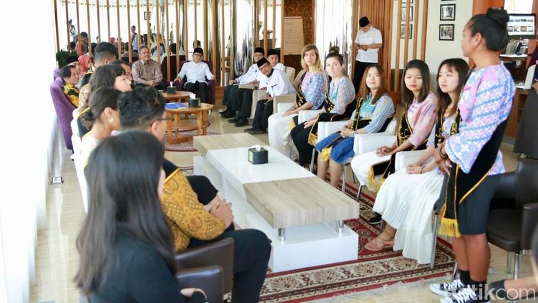 13 Mahasiswa Manca Negara Belajar Budaya ke Banyuwangi 3 Bulan 13 Mahasiswa Manca Negara Belajar Budaya ke Banyuwangi 3 Bulan