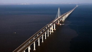 Jembatan Jiaozhou Bay, Provinsi Shandong, China. Ini adalah jembatan yang memecahkan rekor Guinness World Records sebagai jembatan terpanjang di dunia yang dibangun di atas air. Panjangnya hampir 41,6 km. Jiangzhou Bay menghubungkan ke Huangdao, Qingdao dan Hongdao. Foto: via Trend Chaser