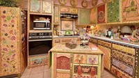 Dapurnya Pun Tak Lepas Dari Tema ‘Alice in Wonderland’. Maukah Anda memasak dalam dapur seperti ini? Rasanya, tak tega mengotori dapur secantik ini. Kulkas dan kompornya saja dipenuhi dengan motif ‘kebangsaan’ rumah ini. Istimewa/Dok. Boredpanda.