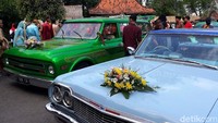 Kirab tersebut diikuti pula dengan 4 mobil antik lainnya yang ternyata masing-masing berisi 4 pasang pengantin.