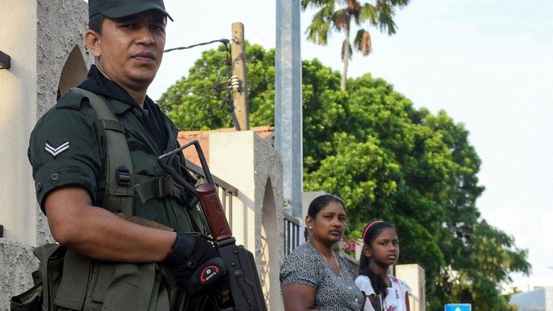 Massa yang Marah Serang Toko, Polisi Sri Lanka Terapkan Jam Malam Massa yang Marah Serang Toko, Polisi Sri Lanka Terapkan Jam Malam