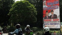 Spanduk yang berukuran cukup besar itu pun menyita perhatian para pengendara yang melintas di jalan tersebut.