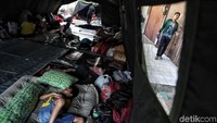 Menurut warga saat ini telah didirikan tenda pengungsian, namun tenda tersebut tidak mampu menampung seluruh korban kebakaran.