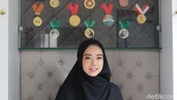 Dengan balutan busana muslimah, Lindswell tampil anggun dan cantik. Auranya terpancar dari wajah Linsdwell.