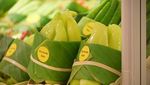 Supermarket Ini Ganti Bungkus Plastik Pakai Daun