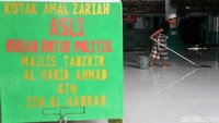 Petugas tampak membersihkan komplek makam Mbah Priok.