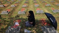 Mereka juga berdoa untuk korban kerusuhan tersebut.