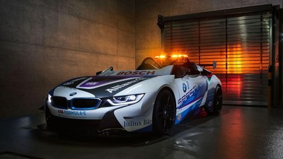 BMW i8 Tanpa Atap Jadi Safety Car Balapan Mobil Listrik