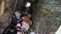 Warga yang tinggal di sini diperkirakan sebanyak 3500 jiwa, dengan jumlah bangunan semi permanen 450 bangunan.