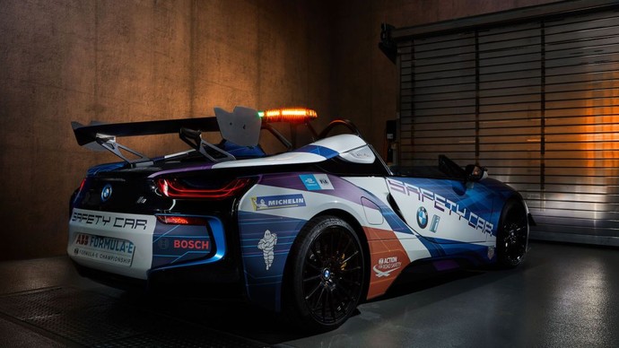 BMW i8 Tanpa Atap Jadi Safety Car Balapan Mobil Listrik