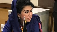 Aktivitas wanita setempat bernama Wazhma Frogh menyebut Mangal baru-baru ini mengungkapkan via akun Facebook-nya bahwa dirinya menerima ancaman dan mengkhawatirkan keselamatan dirinya. Dalam status Facebook-nya, dia berkata dia diancam dan dia mengatakan dia percaya pada Allah dan bahwa seorang wanita kuat tidak takut kematian. RIP Mina Mangal, tulis Frogh pada akun Twitternya. Foto: BCNN1