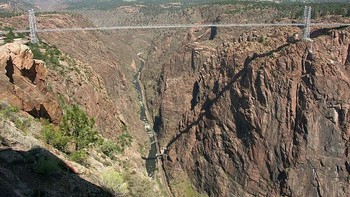 Jembatan Royal Gorge, Canon City, Colorado. Dibuka pada 1929, ini adalah jembatan gantung tertinggi di Amerika Serikats the highest suspension bridge in America. Jembatan ini berisi atraksi skycoaster dan trem yang menyuguhkan keindahan pemandangan Royal Gorge. Mobil kecil pun diizinkan lewat jembatan ini. Foto: via Trend Chaser