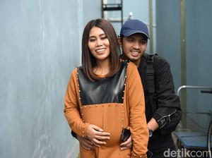 Evi Masamba Lelang Alphard untuk Korban Banjir Bandang di Luwu Utara