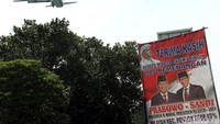 Dalam spanduk tersebut juga terpampang foto Pimpinan Front Pembela Islam (FPI) Habib Rizieq Shihab.