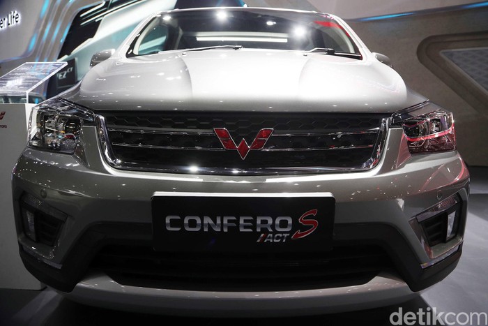 Test Drive Wuling Confero-S