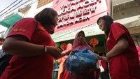 Yayasan Hakka yang beranggotakan etnis Tionghoa yang berdomisili di Aceh itu menyalurkan 2.035 paket sembako untuk membantu warga kurang mampu dalam melaksanakan ibadah puasa dan sekaligus sebagai wujud toleransi antar umat beragama. Antara Foto/Irwansyah Putra.
