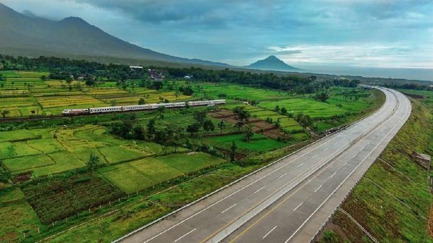 Jokowi Bisiki Rini Gratiskan Tol Pandaan-Malang Sampai Lebara