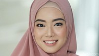 Senyum manis Lindswell terpancar indah saat melakoni sesi wawancara dengan tim detikcom. Setuju nggak detikers?