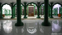Luas area makam Mbah Priok ini mencapai 3,4 hektare yang terbagi dalam dua bangunan.