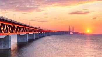 Jembatan Oresund di Swedia dan Denmark. Struktur bangunan ini terdiri dari setengah terowongan dan setengah jembatan yang membentang di antara Swedia dan Denmark. Dibuka pada Juli 2000 , jembatan ini melayani rute kereta api dan kendaraan bermotor melintasi  kawasan Oresund. Foto: via Trend Chaser