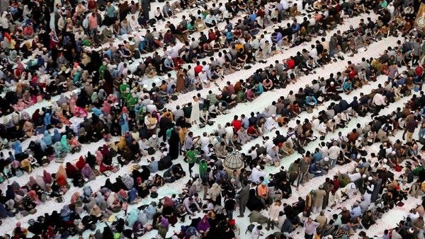 Warga Mesir Tumpah Ruah Bukber di Masjid Al Azhar