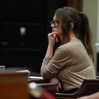 Anna Sorokin bukanlah sosialita. Dia lahir di Rusia, lalu pindah ke Jerman di usia 16 tahun. Ia pernah dikeluarkan dari kuliah dan bekerja paruh waktu di majalah fashion di Paris, kemudian pindah ke New York. Foto: TIMOTHY A. CLARY / AFP